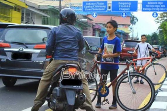 Lihat, Aksi Berani Bocah Adang Pengendara Motor - JPNN.COM