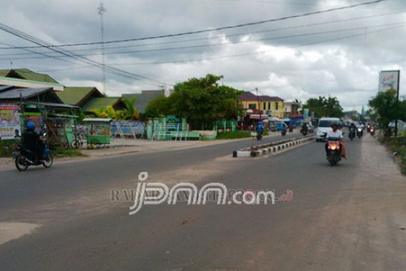 Mencurigakan, Jalan Baru Diaspal Kok Sudah Rusak - JPNN.COM