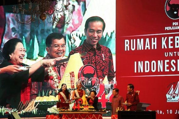 Sejak 2014 Pak Jokowi Terima Potongan Tumpeng Ultah PDIP, Dahulu Cium Tangan Bu Mega - JPNN.COM