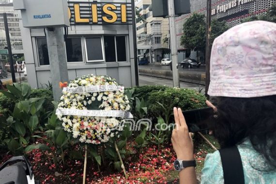 Setahun Bom Thamrin, Pos Polisi Sarinah Ditaburi Bunga - JPNN.COM