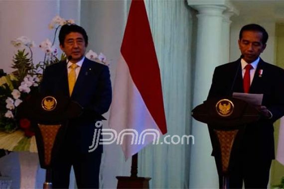 Jokowi dan PM Abe Bahas Kereta Cepat Jakarta-Surabaya - JPNN.COM