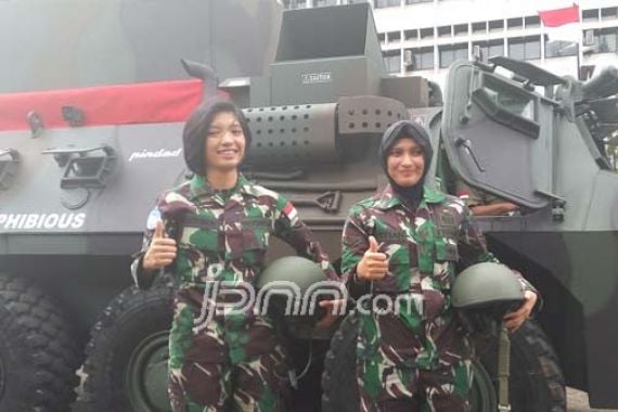 Pak Jokowi Deg-degan Dibawa Tentara Cantik Masuk Danau - JPNN.COM