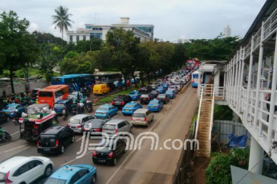 Jalan Sudirman Jakarta Kembali Dipadati Kendaraan Roda Empat dan Dua - JPNN.COM