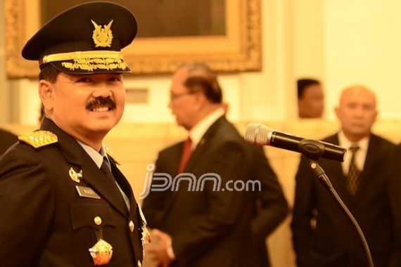 Polri Berikan Anugerah Bintang Bhayangkara Utama Buat Kepala Staf TNI AU - JPNN.COM