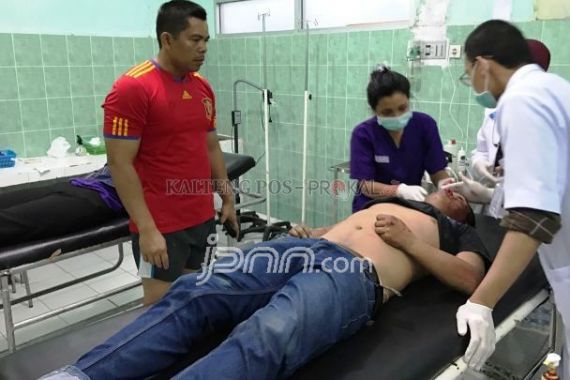 Aksi Heroik Kapolres Gendong Satpol PP yang Kecelakaan - JPNN.COM