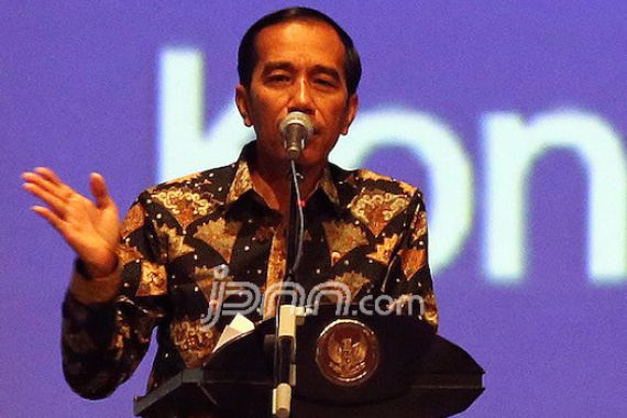 Ha Ha Ha... Pak Jokowi Ikut Melawak di Depan Bu Mega - JPNN.COM