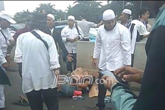 Duh! Pedagang Ditabrak TJ, Untung Ada Fans Habib Rizieq - JPNN.COM