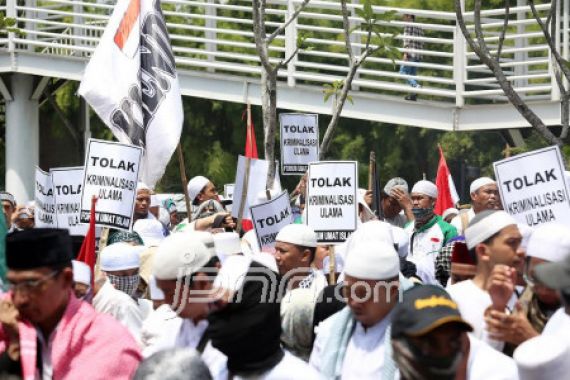 Azan Berkumandang, Massa FPI Hentikan Aksi - JPNN.COM