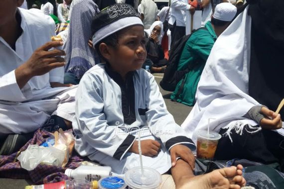 Alfatih, Bocah Patah Kaki Setia Menunggu Habib Rizieq - JPNN.COM