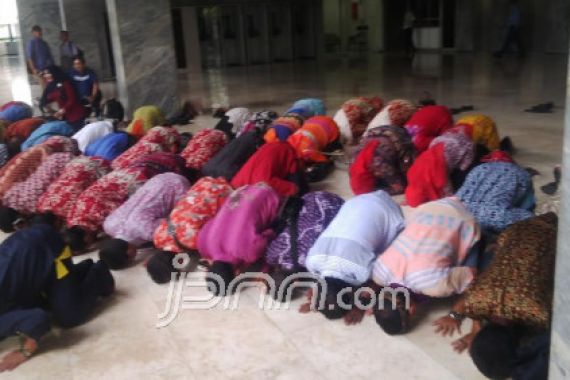 Lihat nih, Puluhan Honorer K2 Langsung Sujud Syukur - JPNN.COM