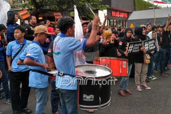 Dukung Agus-Sylvi, Kompas Heboh di Lokasi Debat - JPNN.COM