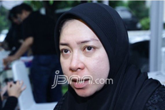 Melly Goeslow Ubah Beban jadi Motivasi - JPNN.COM