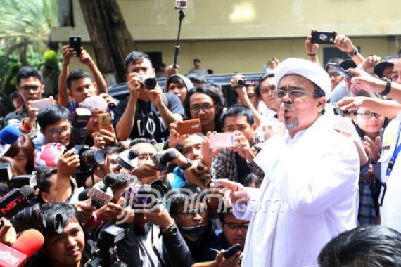 Massa FPI Lantunkan Selawat Khusus buat Habib Rizieq - JPNN.COM