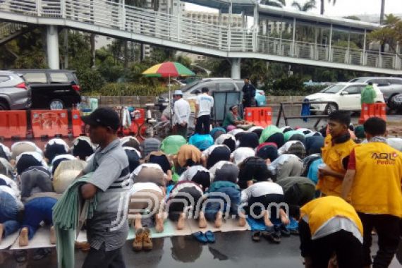Massa FPI Gelar Sajadah di Jalan Sudirman - JPNN.COM