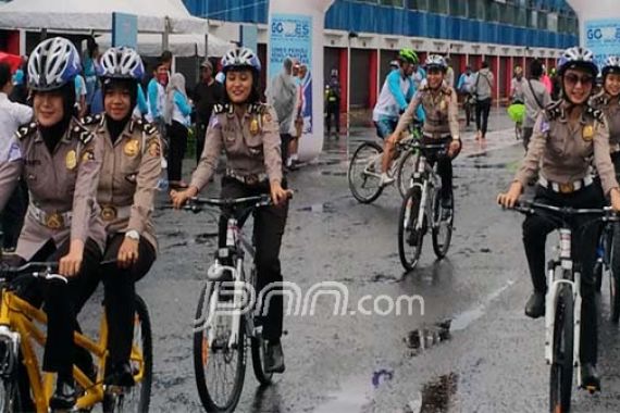 Bersepeda dengan Polwan Cantik, Jadi Semangat Nih - JPNN.COM