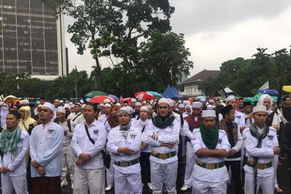 Jemaah Doakan Habib dan Ulama yang Difitnah - JPNN.COM