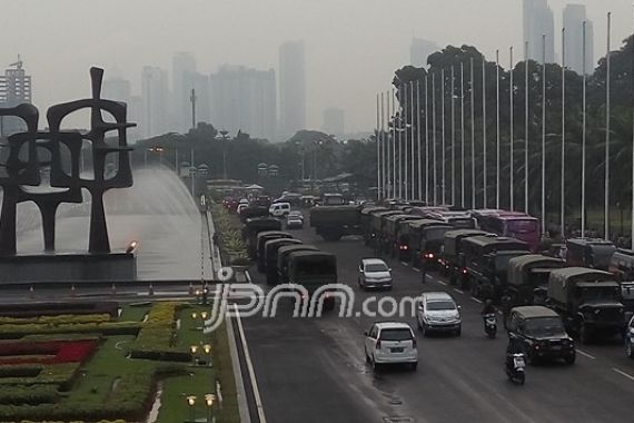 Pasukan TNI Ikut Siaga di Gedung DPR - JPNN.COM