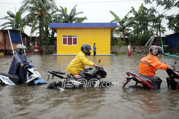 Biker di Jalan Kebanjiran Jangan Langsung Masuk Tol - JPNN.COM