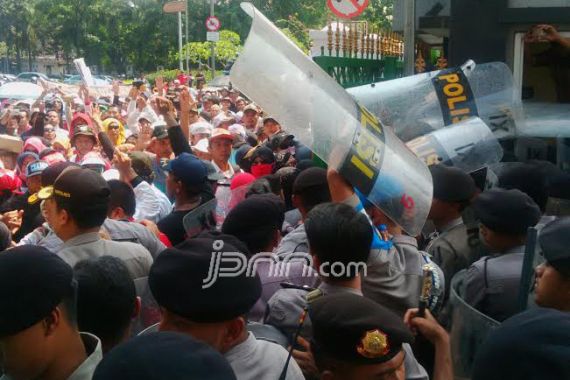 Tujuh Jam Demo, Masa Honorer Mulai Kesal - JPNN.COM