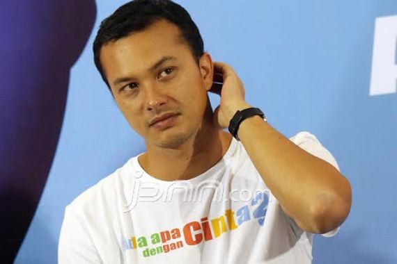 Nicholas Saputra Ungkap Alasan Ogah Pamer Foto Selfie di IG - JPNN.COM