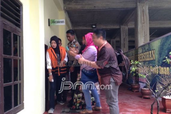 Diadang Korban, Penipu Ulung Sembunyi di WC 3,5 Jam - JPNN.COM