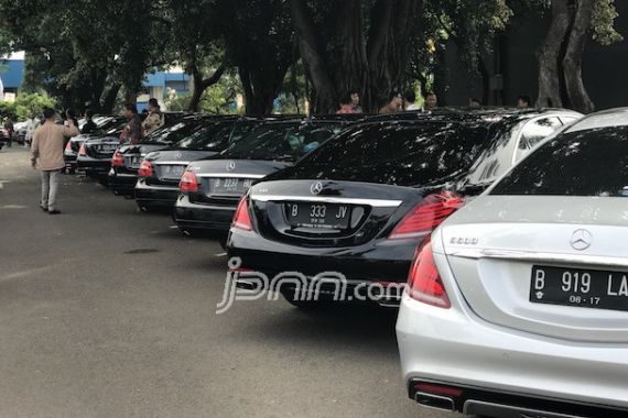 Parkiran Bandara Halim PK Dipenuhi Mercy, Nih Fotonya - JPNN.COM