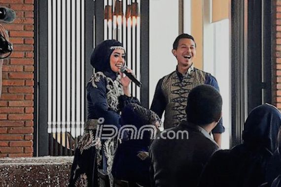 Undangan Tersebar, Fairuz-Sonny Bakal Menikah Sebelum Akhir Mei? - JPNN.COM