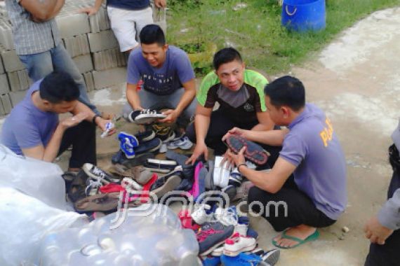 Ini Modus Penyelundupan Sepatu Bekas Malaysia ke Kalbar - JPNN.COM