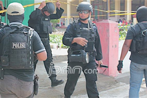 Densus Tangkap 4 Orang Terkait Bom Kampung Melayu - JPNN.COM