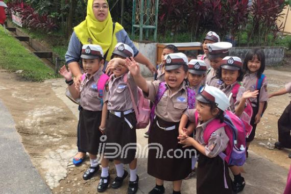 Polisi Cilik dan Pantun Sambut Kapolri di Pontianak - JPNN.COM