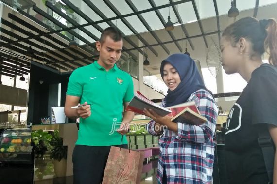 Hari Terakhir Latihan, Para Pemain Timnas Diserbu Fans - JPNN.COM