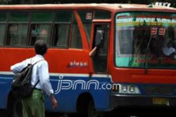 Brak! Metromini Tabrak Pejalan Kaki di Warung Buncit - JPNN.COM