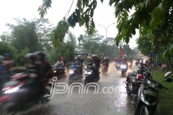 Bobotoh Rela Terjang Hujan Menuju Stadion Pakansari - JPNN.COM