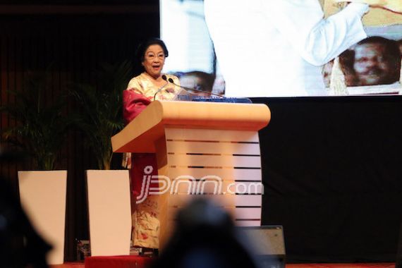 Hadiri Seminar di Malaysia, Bu Mega Mengutip Annisa - JPNN.COM