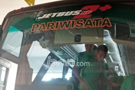 Pyarrr! Kaca Bus Timnas Indonesia pun Pecah - JPNN.COM