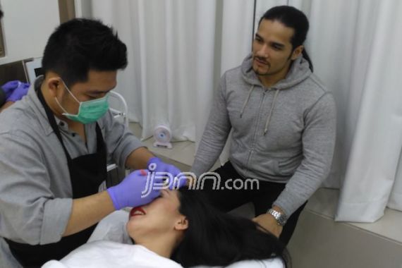 So Sweet, Romy Rafael Selalu Temani Istri ke Salon - JPNN.COM