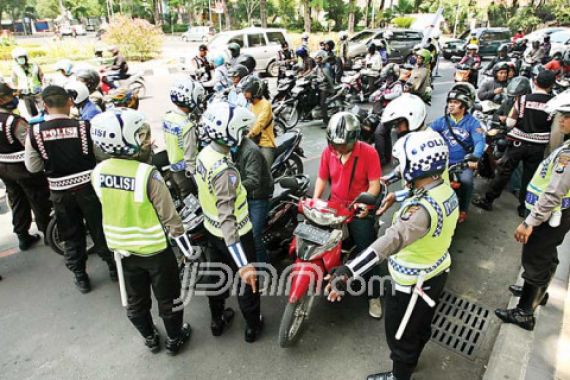Hindari Operasi Patuh Jaya, Pengendara Berhenti Menunggu Polisi Bubar - JPNN.COM