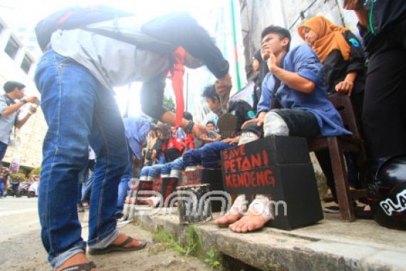 Dukung Petani Kendeng, Mahasiswa Menyemen Kaki - JPNN.COM