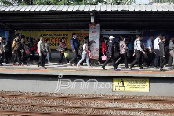 Batal Beroperasi September, Warga Serbu Stasiun Bekasi Timur - JPNN.COM