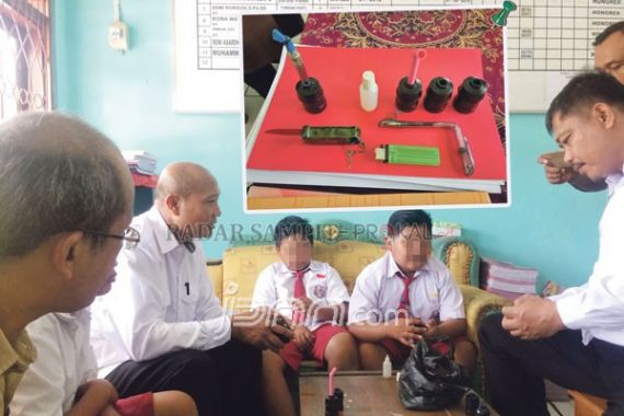 Murid SD Rakit Vapor Lalu Pesta Pora di Dalam Kelas - JPNN.COM