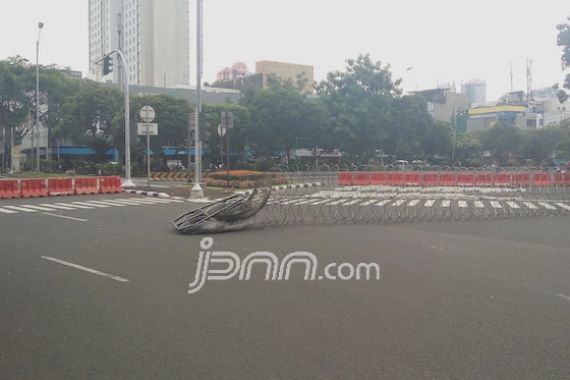 Kawat Berduri Menutup Jalan di Sekitar Istana Negara - JPNN.COM