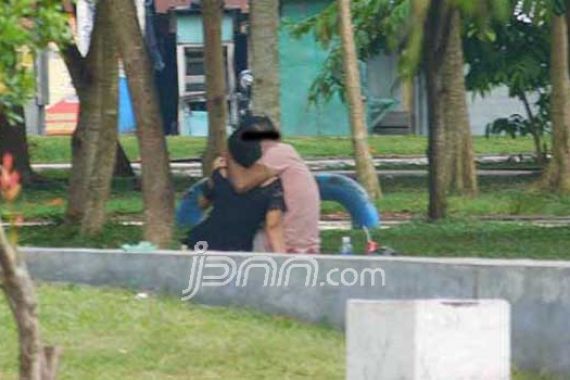 Pasangan Kekasih Nekat Maksiat di Taman, Ini Fotonya - JPNN.COM