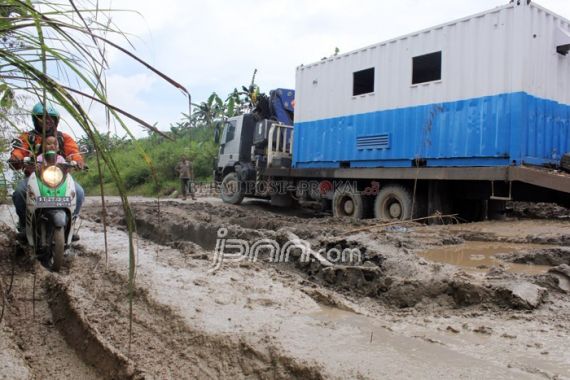 Parah Banget, Ini Jalan atau Bubur? - JPNN.COM