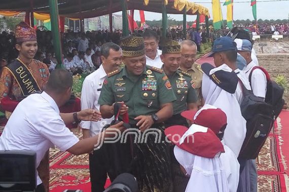 Panglima TNI dan Dirjen Holtikultura Turun ke Sawah - JPNN.COM