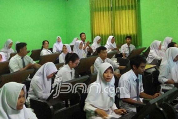 Siswa Ibu Kota Bakal Diwajibkan Pakai Batik Betawi - JPNN.COM