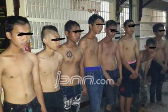 Anak Punk Tawuran, Bawa Celurit, Lempar Gir ke Polisi - JPNN.COM