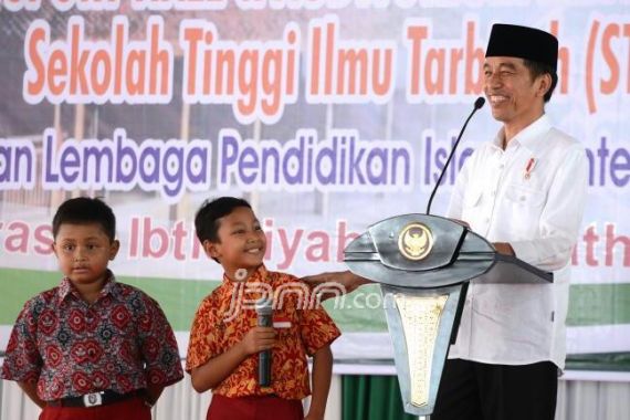 Kunjungi Ponpes Buntet, Jokowi Ajak Ulama dan Umara Kompak - JPNN.COM