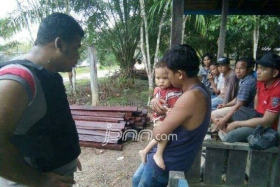 Bawa Parang dan Gendong Anak, Pembunuh Dirayu Polisi - JPNN.COM