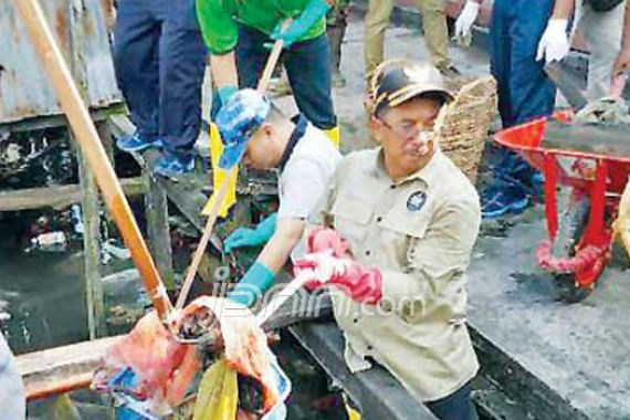 JOSS! Pak Wali Kota Nggak Malu Bersihkan Sampah - JPNN.COM