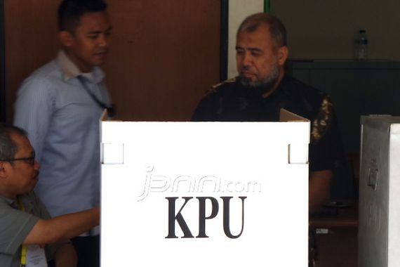 Mencoblos di Rutan KPK, Patrialis Pilih Satu di Antara Dua - JPNN.COM